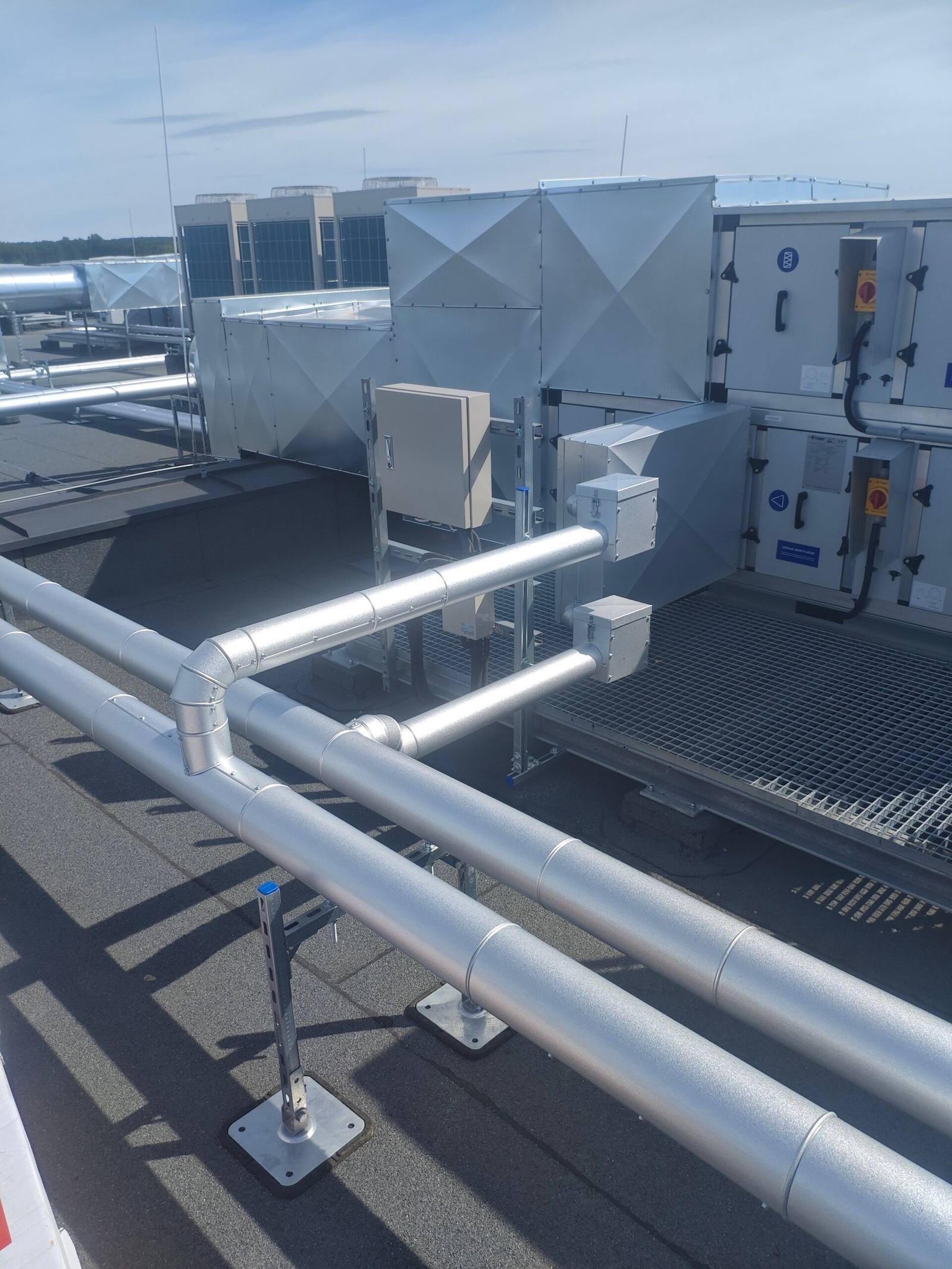 Rurociągi w płaszczu aluminiowym na dachu obiektu przemysłowego